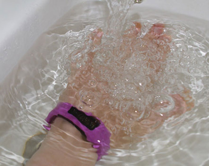 Фитнес-браслет Garmin vivofit тестирование в воде