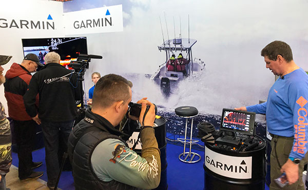 Стенд Garmin на виставці "Риболовля. Полювання. Туризм 2019", на якому представлені ехолоти та морське обладнання Garmin, ексклюзивні сонари Panoptix, а також морська акустика Garmin Fusion