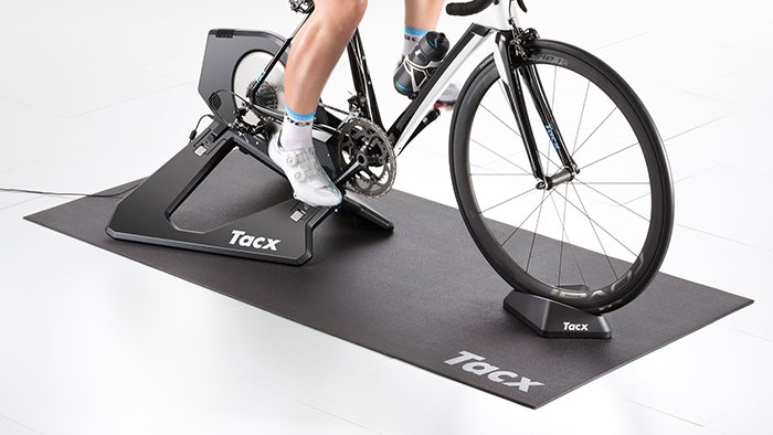 Захистіть свою підлогу та приглушіть шум від тренувань у приміщенні з килимком Tacx Rollable Trainer Mat